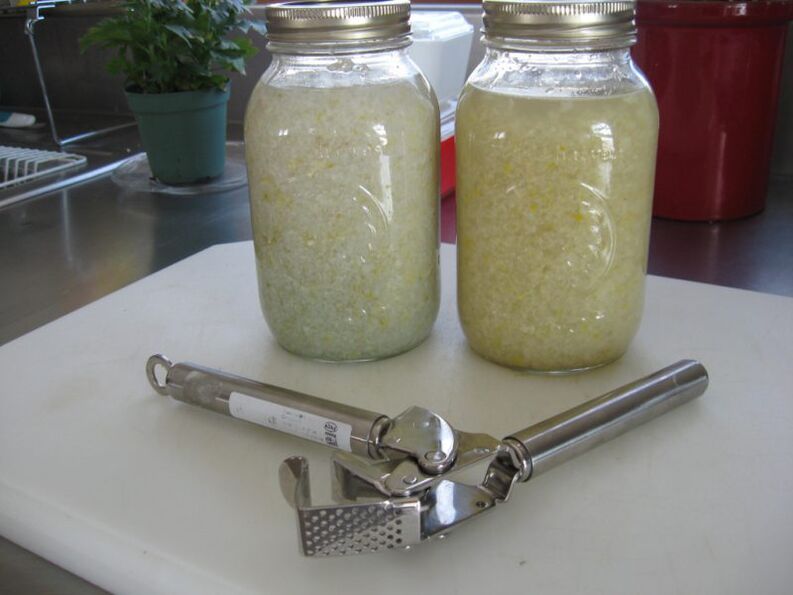 Garlic tincture for worms